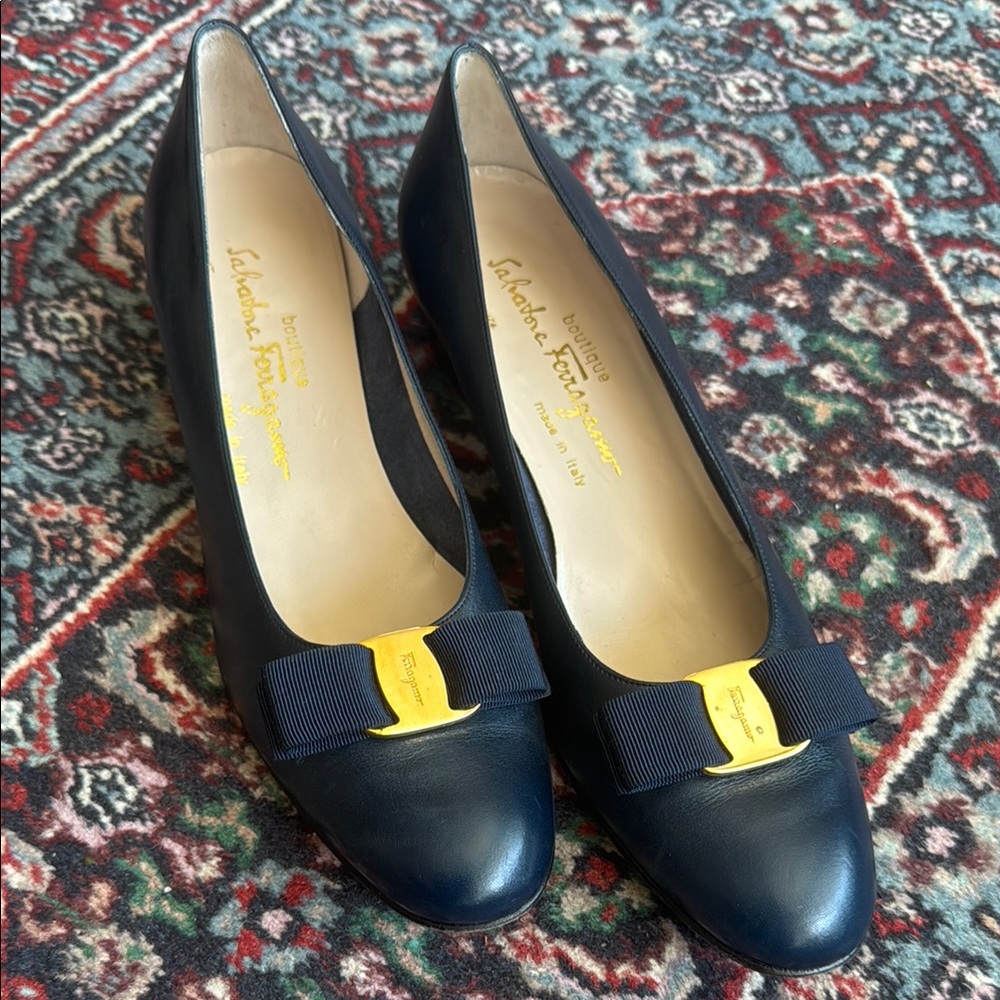 Timeless Salvatore Ferragamo Boutique Iconic Vara Bow Pump - size 11
